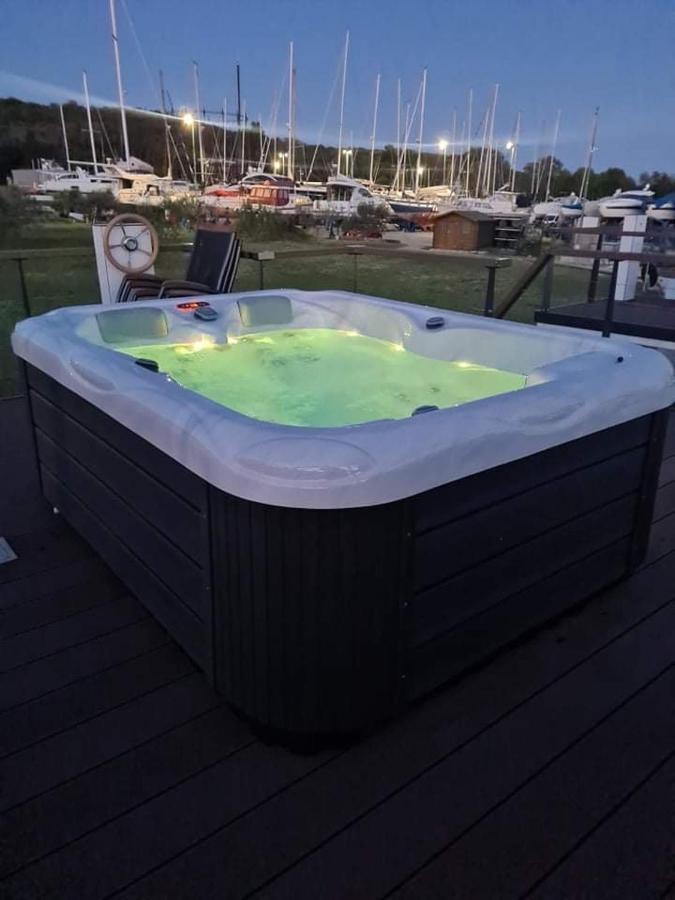 Floating House Varoni Pula Dış mekan fotoğraf